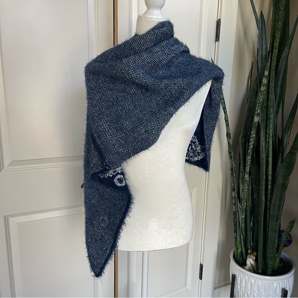 Cashmere Blend, Reversible Navy and White Paisley Print Poncho - Picture 5 of 9